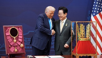 Tổng thống Hàn Quốc Lee Jae Myung trao huân chương Mugunghwa và bản sao vương miện cho Tổng thống Mỹ Donald Trump. Ảnh: New York Times.