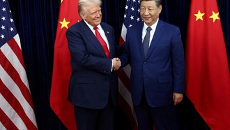 Tổng thống Mỹ Donald Trump (trái) trong cuộc gặp Chủ tịch Trung Quốc Tập Cận Bình tại Busan, Hàn Quốc ngày 30/10/2025.
