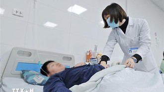 Điều trị cho bệnh nhi mắc sốt xuất huyết tại Bệnh viện Thanh Nhàn. Ảnh: Minh Quyết/TTXVN.