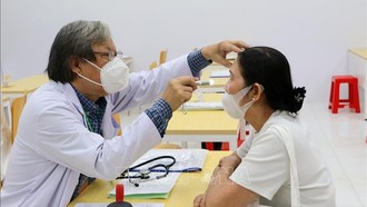 Bác sĩ khám bệnh và tư vấn sức khỏe cho dân. Ảnh: Lê Thúy Hằng/TTXVN.