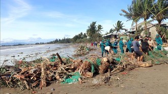 Lực lượng bộ đội, dân quân giúp dân xã Tịnh Khê (tỉnh Quảng Ngãi) khắc phục hậu quả bão số 13. Ảnh: Cao Nguyên/TTXVN.