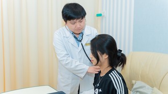 ThS.BSNT Phan Trúc thăm khám cho bệnh nhân