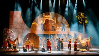 Nhạc kịch "Giấc mơ Chí Phèo" đang là một tác phẩm nghệ thuật biểu diễn thành công vì đã duy trì được lịch diễn đều đặn trong một năm qua. Ảnh: TTXVN.