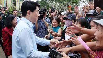 Chủ tịch nước Lương Cường với nhân dân vùng lũ lụt, bị ngập nước xã Gò Nổi. Ảnh: Lâm Khánh/TTXVN.