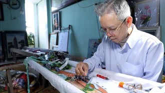 Ở tuổi gần 70, nghệ nhân Nguyễn Cao Bính được mệnh danh là người “vẽ tranh bằng chỉ” bởi những tác phẩm của ông sinh động, sắc nét, hài hòa, đạt đỉnh cao cả về mỹ thuật và kỹ thuật. Ảnh: Thế Duyệt/TTXVN.