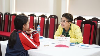 Học sinh thi nói tiếng Anh với người nước ngoài.