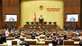 Phó Thủ tướng Thường trực Chính phủ Nguyễn Hòa Bình trình bày Báo cáo về việc thực hiện một số nghị quyết của Quốc hội nhiệm kỳ khóa XIV và khóa XV về giám sát chuyên đề, chất vấn. Ảnh: Doãn Tấn/TTXVN.