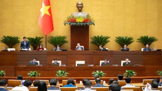 Phó Chủ tịch Quốc hội Vũ Hồng Thanh điều hành Phiên họp.