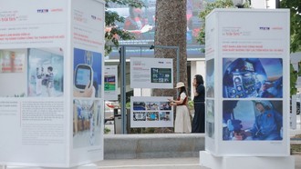 Triển lãm tác phẩm dự giải ảnh và video "Công nghệ từ trái tim" được thiết kế theo hướng mở, kết hợp giữa công nghệ trình chiếu hiện đại và nghệ thuật thị giác, giúp người xem vừa thưởng lãm, vừa tương tác với các tác phẩm qua mã QR, màn hình cảm ứng và khu chụp ảnh sáng tạo. Ảnh: Minh Quyết/TTXVN.