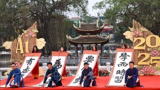 Trình diễn viết thư pháp tại Văn Miếu - Quốc Tử Giám. Ảnh: Thanh Tùng/TTXVN.