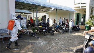 Tiến hành khử khuẩn các trường học từng làm nơi sơ tán người dân vùng lũ.