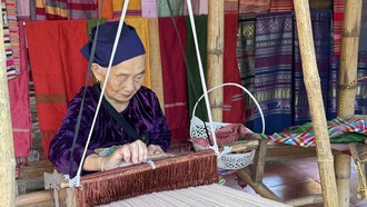 Bà Hà Thị Nhân (thôn Lặn Ngoài, xã Pù Luông) gắn bó với nghề dệt thổ cẩm 65 năm. Ảnh: Hoa Mai/TTXVN.