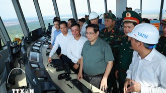 Thủ tướng Phạm Minh Chính kiểm tra, thị sát Dự án cảng hàng không quốc tế Long Thành từ Đài kiếm soát không lưu. Ảnh: Dương Giang/TTXVN.