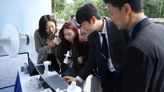 Người dân tìm hiểu công nghệ ứng dụng AI trong khám bệnh. Ảnh: TTXVN.