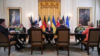 Tổng thống Mỹ Donald Trump (giữa) chủ trì cuộc họp với các lãnh đạo Liên minh châu Âu (EU) và Tổng thống Ukraine Volodymyr Zelensky.