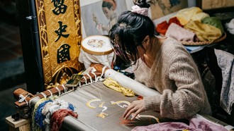 Nghệ sĩ thêu Phạm Ngọc Trâm chọn theo đuổi con đường kết nối giữa truyền thống và đương đại.