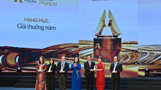 Phó Chủ tịch nước Võ Thị Ánh Xuân trao Giải thưởng năm - Giải thưởng Hành động vì cộng đồng năm 2025 các dự án, ý tưởng xuất sắc. Ảnh: BTC.