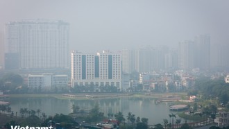 Bầu trời mù mịt do ô nhiễm không khí tại Hà Nội. Ảnh: Hoài Nam/Vietnam+.