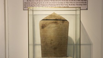 Bảo vật quốc gia bia Hòa Lai đang được trưng bày tại Bảo tàng tỉnh Khánh Hòa (Cơ sở 2, phường Phan Rang). Ảnh: Nguyễn Thành/TTXVN.