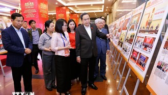 Chủ tịch Quốc hội Trần Thanh Mẫn kiểm tra khu trưng bày ảnh về hoạt động của Quốc hội chuẩn bị cho Lễ trao giải. Ảnh: Doãn Tấn/TTXVN.
