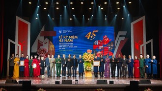 Các đại biểu, khách mời cùng lãnh đạo Nhà trường chụp ảnh lưu niệm tại buổi Lễ kỷ niệm 45 năm ngày thành lập Trường Đại học Sân khấu - Điện ảnh Hà Nội. Ảnh: Trường Đại học Sân khấu - Điện ảnh Hà Nội.