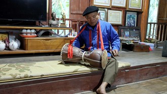 Nghệ nhân Nhân dân Sầm Văn Dừn biểu diễn trống sành nhạc cụ truyền thống của đồng bào dân tộc Cao Lan. Ảnh: Quang Cường/TTXVN.