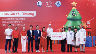 Prudential trao 2.600 phần quà Giáng Sinh cho bệnh nhi tại TP.HCM và Hà Nội