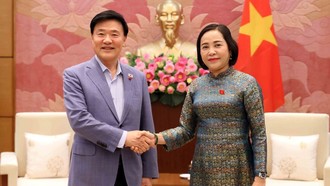 Phó Chủ tịch Quốc hội Nguyễn Thị Thanh với Giáo sư Kim Hak-Min, Chủ tịch Hội đồng Tư vấn thẩm định đạo đức Quốc hội của Hàn Quốc