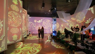 Không gian triển lãm tràn ngập ánh sáng và đồ họa đẹp mắt.