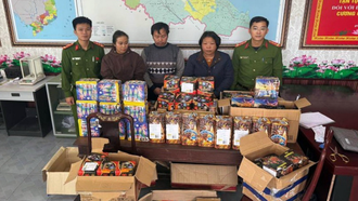 Một số đối tượng cùng tang vật trong một vụ án buôn bán pháo nổ