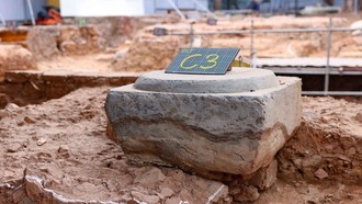 Cuộc khai quật là cơ sở khoa học có tính xác thực nhất góp phần quyết định phục vụ chiến lược phục dựng Chính điện Kính Thiên và không gian Chính điện Kính Thiên thời Lê. Cuộc khai quật cũng đáp ứng nghiêm túc các Khuyến nghị của UNESCO/ICOMOS, yêu cầu của Luật Di sản văn hóa, minh chứng rõ ràng hơn những thuộc tính cơ bản giá trị nổi bật toàn cầu của Di sản thế giới Khu Trung tâm Hoàng thành Thăng Long- Hà Nội. Ảnh: Thanh Tùng/ TTXVN.