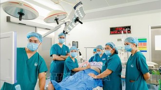Các bác sĩ 2 bệnh viện Từ Dũ và Nhi Đồng 1 phối hợp phẫu thuật cho sản phụ người Singapore. Ảnh: TTXVN.