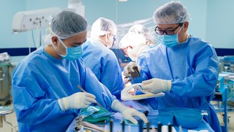 GS Dũng và ê-kíp trong ca phẫu thuật u trung thất, ứng dụng công nghệ 3D để để tái tạo lại phần xương ức đã bị cắt bỏ