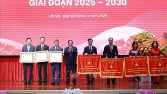 Thủ tướng Phạm Minh Chính trao Huân chương Lao động hạng Nhất; hạng Ba và Cờ Thi đua của Chính phủ cho các tập thể, cá nhân có thành tích xuất sắc trong phong trào thi đua yêu nước. Ảnh: Dương Giang/TTXVN