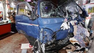 Hiện trường vụ xe tải lao vào khu chợ truyền thống Jeil ở Bucheon, Hàn Quốc, ngày 13/11/2025. Ảnh: Yonhap/AFP