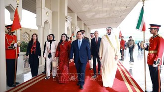 Lễ đón Thủ tướng Phạm Minh Chính cùng Phu nhân bắt đầu chuyến thăm chính thức Kuwait. Ảnh: Dương Giang/TTXVN