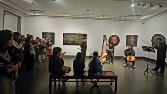 Phần hòa tấu của nhạc sĩ Quyền Thiện Đắc và những người bạn tại triển lãm Có gì bên kia ô cửa? Ảnh: Nguyệt Linh