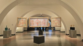 Không gian triển lãm của nghệ sĩ Vũ Hiệp tại Bảo tàng Văn học Việt Nam. Ảnh: Nguyệt Linh