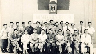 Những cánh chim đầu đàn của nền kiến trúc hiện đại Việt Nam, phần lớn trưởng thành từ Trường Mỹ thuật Đông Dương. Ảnh chụp tại Hội nghị Kiến trúc sư Việt Nam lần thứ II, ngày 26–27/4/1975.