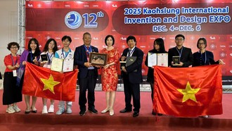 Nghệ nhân Phạm Hồng Vinh nhận Huy chương Vàng quốc tế tại Triển lãm Quốc tế về Sáng chế và Thiết kế Cao Hùng. Ảnh: NVCC