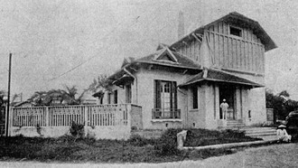 Tòa nhà mới của Trường Mỹ thuật Đông Dương tại 102 phố Reinach (nay là phố Hàng Lọng), Hà Nội. Ảnh chụp năm 1929