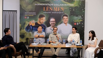 Buổi họp báo công bố dự án ngày 8/7/2024. Từ trái sang: Bếp trưởng Hoàng Tùng, ông Jimmy Phạm của Doanh nghiệp Xã hội KOTO, nhà nghiên cứu về lên men Daniel Hoài Tiến, chuyên gia về lên men Jason Ignacio White. 