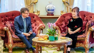 Trưởng Đại diện Văn phòng UNESCO tại Việt Nam Ông Jonathan Baker và Tiễn sĩ Nguyễn Thị Phương Thảo - Chủ tịch, Tổng giám đốc Tập đoàn SOVICO