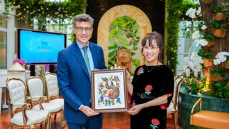 Trưởng Đại diện Văn phòng UNESCO tại Việt Nam Ông Jonathan Baker và Tiễn sĩ Nguyễn Thị Phương Thảo - Chủ tịch, Tổng giám đốc Tập đoàn SOVICO