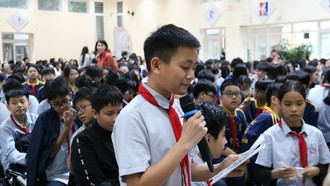 Các bạn học sinh tham gia vào hoạt động xử lý tình huống. Ảnh: Tuấn Nghĩa