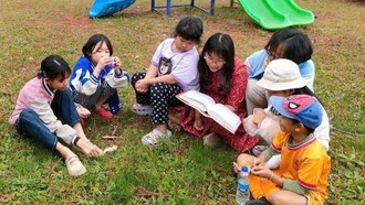 Mỗi lúc được cùng các bạn nhỏ ngồi dưới bóng cây và đọc sách, Thanh Tâm cảm thấy đã tìm thấy đúng nơi thuộc về mình. Ảnh: NVCC