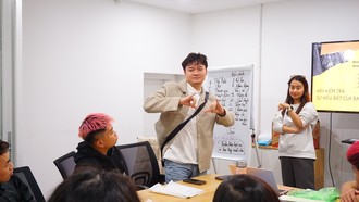 Nơi những đôi tay dạy nhau cất tiếng 