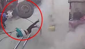 Bất cẩn khi bơm lốp ô tô, hai mẹ con bị hất văng