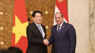 Chủ tịch nước Lương Cường và Tổng thống Ai Cập Abdel Fattah El-Sisi tại cuộc gặp gỡ báo chí, thông tin về kết quả hội đàm. (Ảnh: Lâm Khánh/TTXVN)