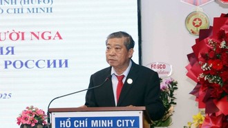 Ông Hoàng Minh Nhân, Chủ tịch Hội hữu nghị Việt Nam-Nga Thành phố Hồ Chí Minh, ôn lại ý nghĩa Cách mạng Tháng Mười Nga.